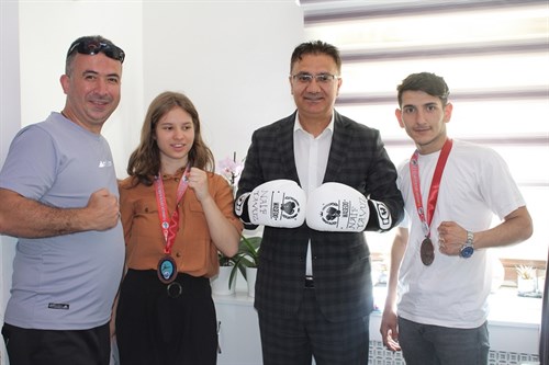 Kick Boks Dünya Şampiyonasında Dereceye Giren Gençlerimiz, Kaymakam Yavuz'u ziyaret Etti.