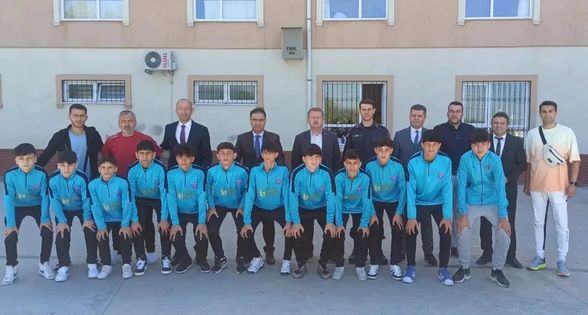 Kaymakam Yavuz, Bölge Futsal Şampiyonasına Katılacak Gençlerimizi Uğurladı.