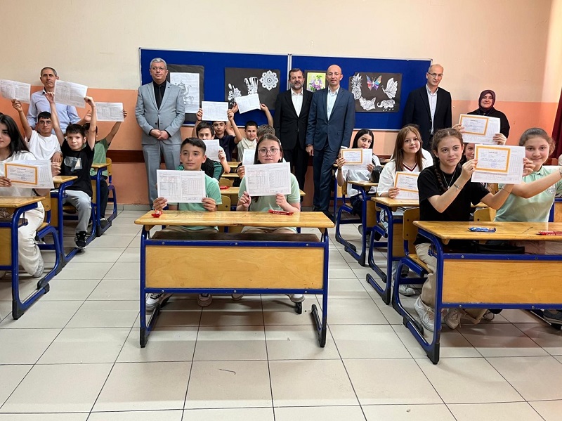Kaymakam Murat kütük, Gençlerimizin Karne Sevincine Ortak Oldu.